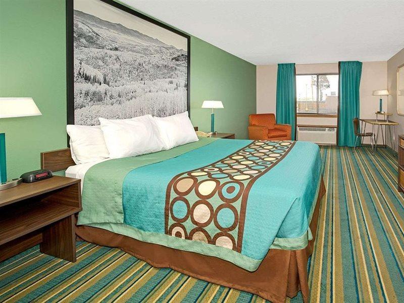 Super 8 By Wyndham Denver Stapleton Exterior photo