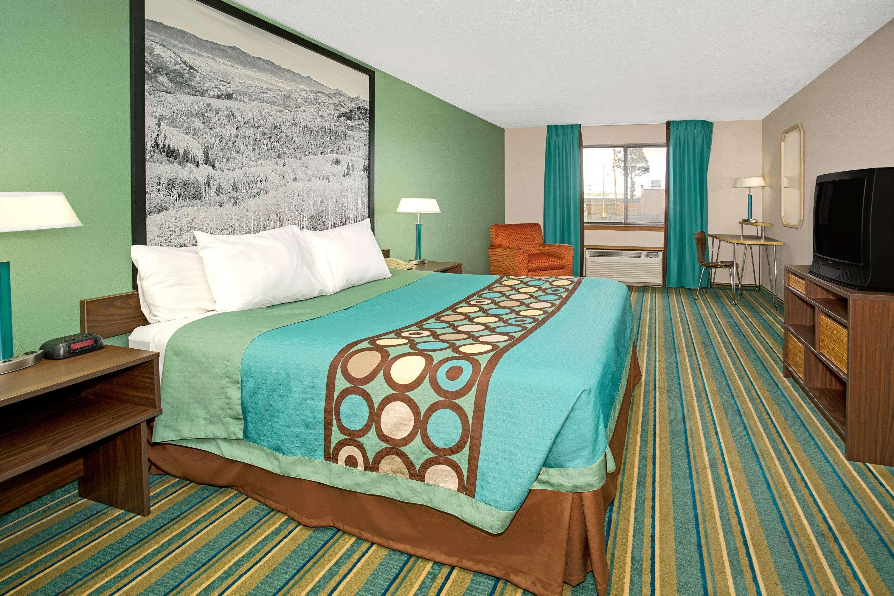 Super 8 By Wyndham Denver Stapleton Exterior photo