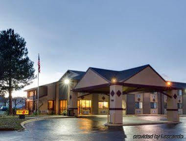 Super 8 By Wyndham Denver Stapleton Exterior photo